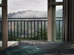 PussellawaVilla Cascade的卧室设有山景窗户。