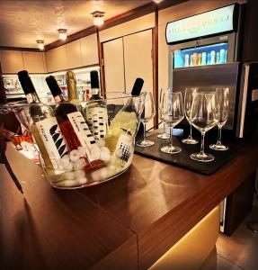 多瑙斯特雷达Villa Dunaj的一组酒杯和酒瓶放在柜台上