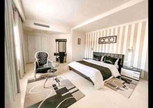 哈马马特Hammamet Serail的卧室配有1张床、1张桌子和1把椅子