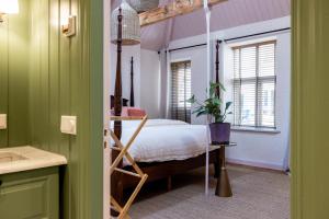 鹿特丹Luxurious Harbour Loft d'Ouwe Moer的一间卧室,里面装有床和植物