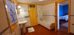 塞亚Casa do Fundo - Sustainable & Ecotourism的一间带水槽和淋浴的浴室