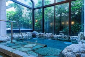 松本浅间温泉和泉莊日式旅馆的中间有池塘的玻璃房子
