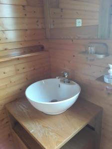 BerthenMonts de flandre insolite的木桌上设有白色碗水槽的浴室