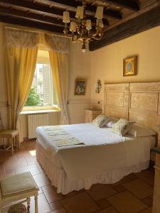 都灵Ai Savoia B&B - Guest House的一间卧室设有一张大床和一个窗户。