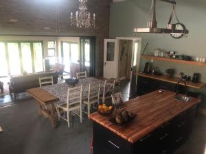 理查兹湾WaTa House in Felixton的厨房以及带桌椅的用餐室。