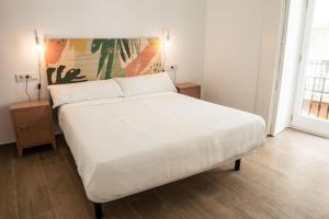 加的斯Torre Solana 41的卧室配有白色的床和2个床头柜