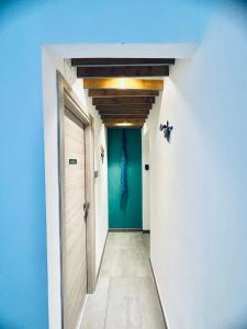 马达莱纳La Siesta的走廊上设有门和蓝色的墙壁