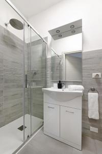 波尼亚纳拉廖B&B La Luna Como的浴室配有白色水槽和淋浴。