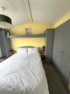 斯凯格内斯Revamped & Upgraded 6 Berth Static Caravan on Southview Skegness的一间卧室配有一张带白色床单的大床