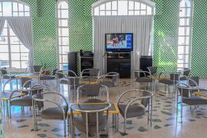 阿加迪尔塔贾德特公寓式酒店的配有桌椅和电视的房间