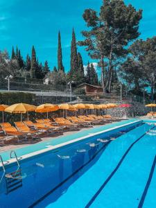 维拉诺瓦达尔本加科瑞尤娜沃尔特露营酒店的一个带椅子和遮阳伞的大型游泳池