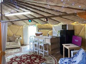 鲁特姆Vigo Retreat Yurt的配有带椅子和桌子的帐篷的房间