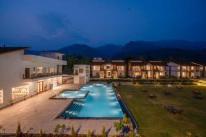 兰纳加Evara Spa & Resort的享有度假村游泳池的空中景致