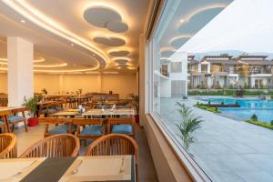 兰纳加Evara Spa & Resort的享有泳池景致的餐厅