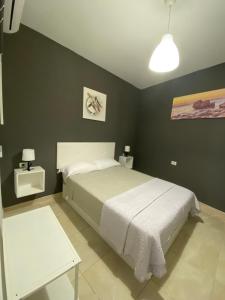 阿罗纳DELUXE ROOM IN APARTMENT SHARED in Los Cristianos Playa HabitaciónSTANZA air-conditioned的卧室设有白色的床和绿色的墙壁