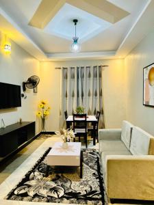 AruaFivas Residences的客厅配有沙发和桌子
