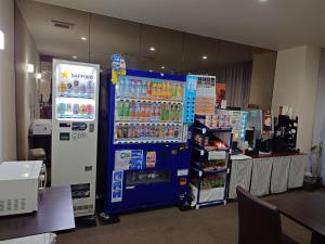 旭川HOTEL TETORA ASAHIKAWA EKIMAE - Vacation STAY 91488v的商店里的饮料自动售货机