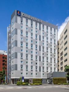 东京东京东神田舒适酒店(Comfort Hotel Tokyo Higashi Kanda)的建筑的侧面有标志