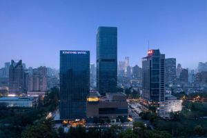 南京南京凯宾斯基酒店的一群高大的建筑在晚上在城市里