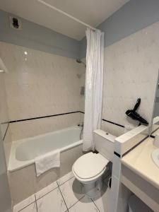 滨海苏拉克Hôtel Michelet Plage的浴室配有卫生间、浴缸和水槽。