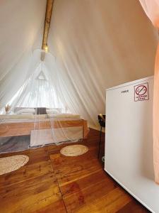 波雷奇Eco glamping- FKK Nudist Camping Solaris的帐篷内的一个床位房间