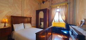 塞亚Casa do Fundo - Sustainable & Ecotourism的一间卧室设有一张床和一个窗口