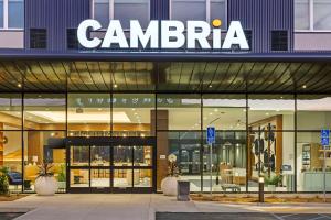 伯班克Cambria Hotel Burbank Airport的商店前方,上面有标志