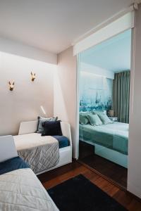 巴拉通雷勒Butique Apartman Grand的一间卧室设有两张床和一个大玻璃窗。