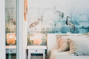 巴拉通雷勒Butique Apartman Grand的卧室墙上挂着鸟壁画
