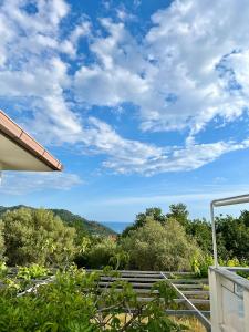帕利努罗Villa Carmela的阳台享有海景。
