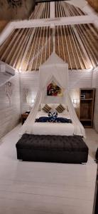 蓝梦岛The Lucky Cottage的一张带天蓬的床