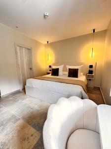 卡斯特罗·德波利亚斯AlliOli Boutique Hotel Spa的一间卧室配有一张大床和一张沙发