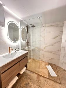卡斯特罗·德波利亚斯AlliOli Boutique Hotel Spa的一间带水槽和玻璃淋浴的浴室