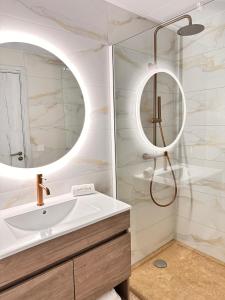 卡斯特罗·德波利亚斯AlliOli Boutique Hotel Spa的一间带水槽和镜子的浴室