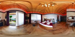 阿拉尼亚Porto Amore Club Hotel的一间卧室设有一张床和木制天花板