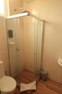 普拉亚圣玛丽亚酒店的带淋浴、卫生间和盥洗盆的浴室