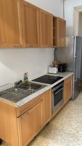 维也纳RP-Stay的厨房配有水槽和炉灶 顶部烤箱
