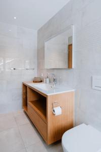 帕尔潘Am Heimberg Skilift - Mullers x Kandahar Suite的一间带水槽和镜子的浴室