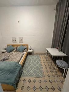 维也纳RP-Stay的一间卧室配有一张床、一张桌子和一张书桌