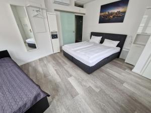 拉姆斯泰因-米森巴赫Hotel FeWo-HM的一间卧室配有一张大床和镜子