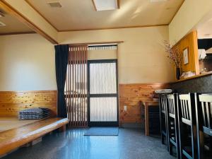 千叶Izakaya inn "Tsubaki" - Vacation STAY 14130的一间带长凳和滑动玻璃门的房间