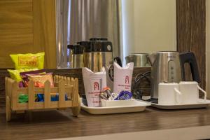 加尔各答Pallavi International的一张桌子,上面放着一盘食物和咖啡