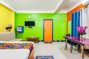 BāghdograFabHotel Relax的客厅拥有绿色和橙色的墙壁