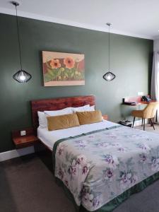 阿尔弗雷德港迈邦德斯坦登酒店的卧室配有一张床,墙上有两盏灯