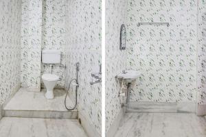 BāghdograFabHotel Relax的浴室的两张照片,配有卫生间和水槽