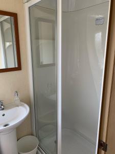 Lincolnshire29 Morningside at Southview in Skegness - Park Dean resorts的带淋浴和盥洗盆的浴室
