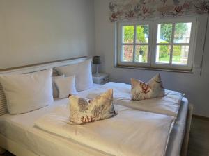 格赫伦-莱宾弗里森希度假村的一间卧室配有两张带白色床单和枕头的床。