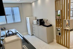圣保罗Ap 5 estrelas, próx aero “CGH”的客房设有带冰箱和微波炉的厨房。