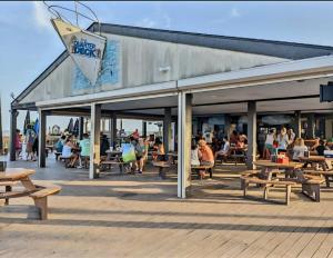 默特尔比奇Myrtle Beach Resort- Unit A 428的长凳和坐在桌子上的人的建筑物