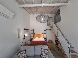 萨格里什Cercas Velhas的一间卧室配有一张床和一个楼梯间